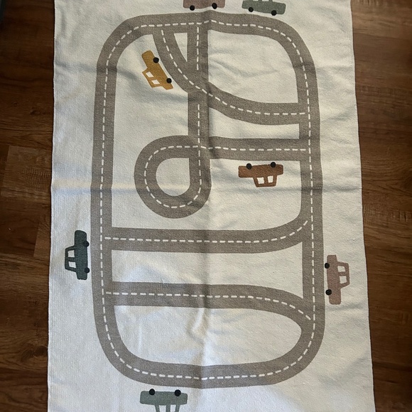 Kids play rug - Picture 1 of 2